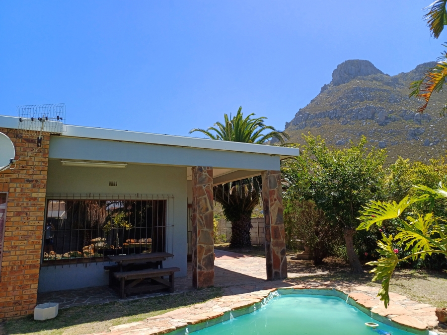 6 Bedroom Property for Sale in Palmiet Western Cape